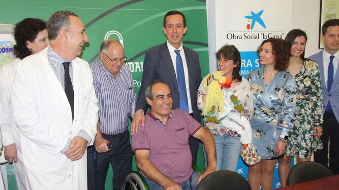 José María Martín, profesionales del hospital y representantes de la Asociación Murgi y la Obra Social La Caixa.