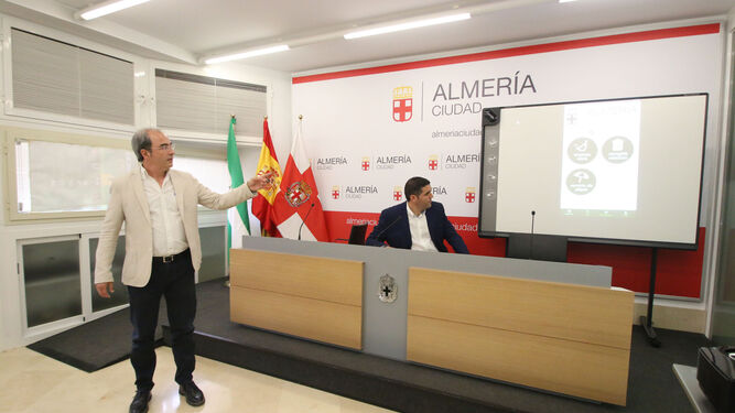 El representante de la empresa que ha diseñado la aplicación, Creatio Labs, acompañó a Juan José Alonso.