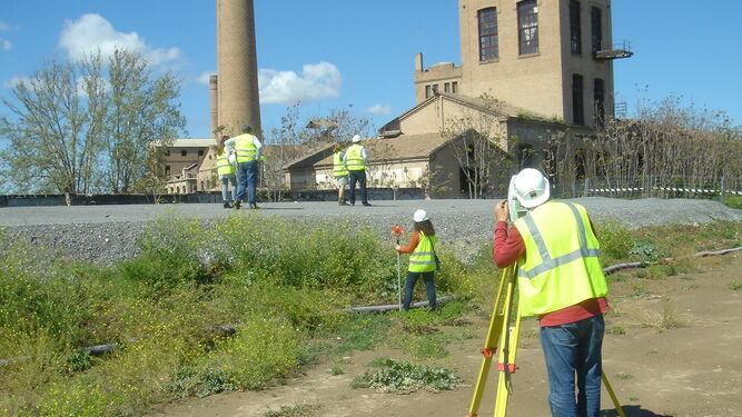 Técnicos de Adif Alta Velocidad realizando mediciones en el tramo entre Pinos-Puente y Granad
