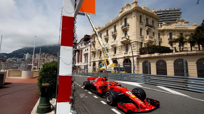 Sebastian Vettel, en acción durante la sesión de entrenamientos en Mónaco.