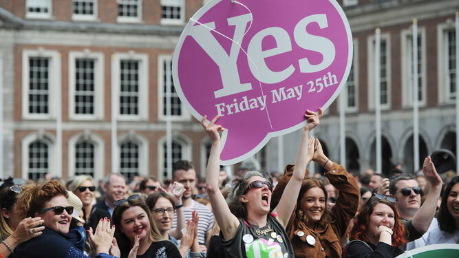Mujeres celebran la victoria en Dublín.