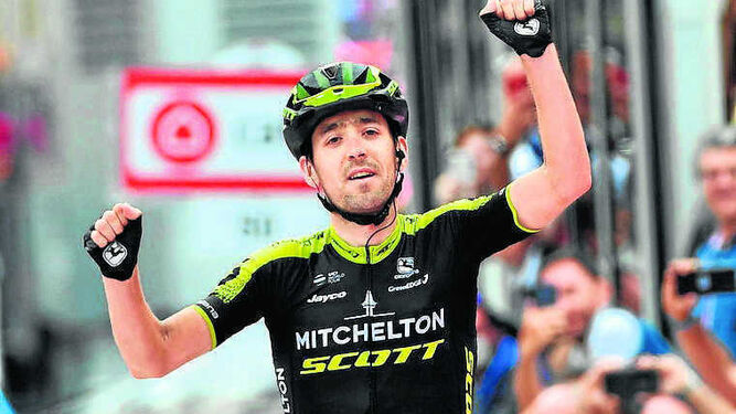 El ciclista de Michelton Mikel Nieve alza los brazos en la meta en Cervinia.