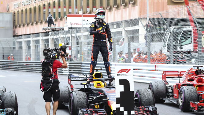Daniel Ricciardo celebra de pie sobre su Red Bull la victoria en el Gran Premio de Mónaco.