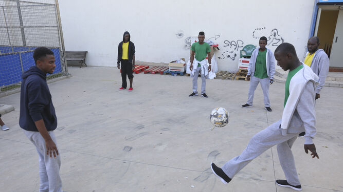 Inmigrantes juegan al fútbol en el polideportivo de Tiro de Pichón. Hace cuatro días se jugaban la vida en una patera.