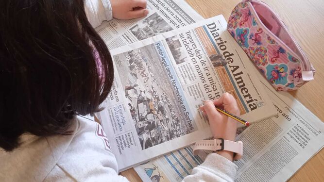 Una alumna observa la portada de Diario de Almería.