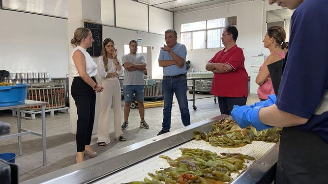 La diputada de Promoción Agroalimentaria, María Luisa Cruz, visita Industria Alimenticia de Suflí