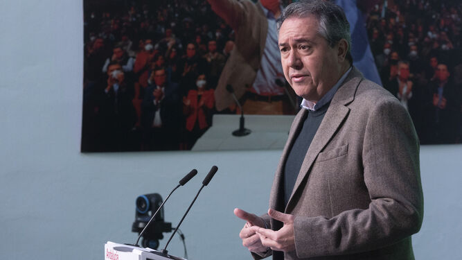 El secretario general del PSOE de Andalucía, Juan Espadas, en la comparecencia celebrada este martes en Sevilla.