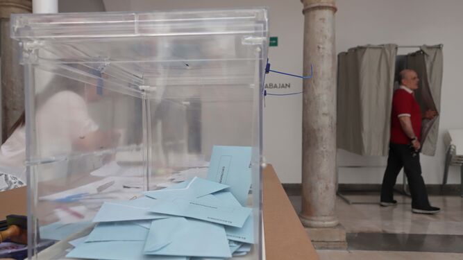 Una urna llena de papeletas en las elecciones municipales de 2019