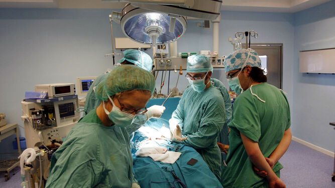 Quirófano de un hospital con los especialistas durante una cirugía.