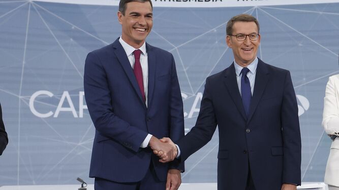 Sánchez y Feijóo se dan la mano en el debate de Atresmedia