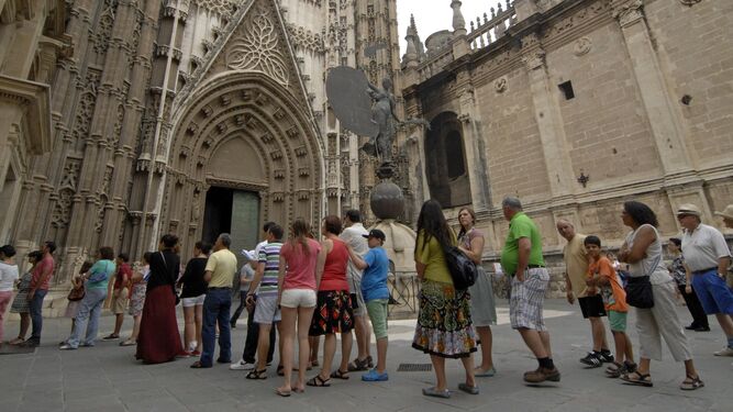 Cola de turistas para entrar en la Catedral.