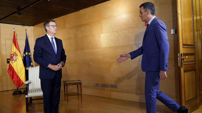 El líder del PP, Alberto Núñez Feijóo, recibe al presidente del Gobierno en funciones y secretario general del PSOE, Pedro Sánchez, al inicio de la reunión mantenida este miércoles en el Congreso.