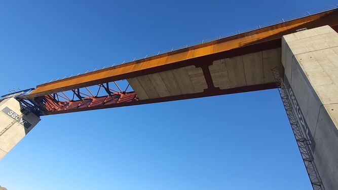 Ingeniería de vanguardia en el AVE de Almería: lanzan el tablero del viaducto de rambla de los Feos
