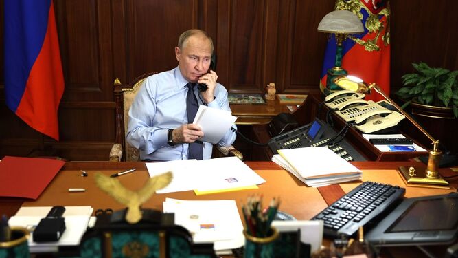 El presidente ruso, Vladimir Putin, habla por teléfono desde su despacho en el Kremlin.