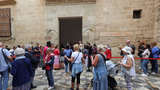 Visitantes hacen cola en el Museo Picasso Málaga el pasado octubre, durante la celebración del 20 aniversario.