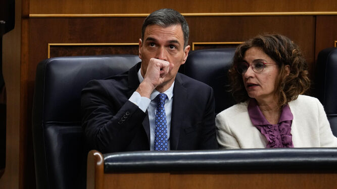 El presidente del Gobierno, Pedro Sánchez y la vicepresidenta María Jesús Montero, en el pleno del Congreso de los Diputados en Madrid