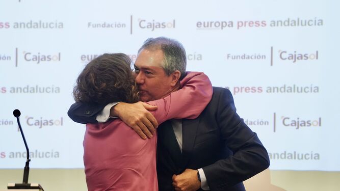 María Jesús Montero saluda a Juan Espadas en un encuentro de Europa Press en Málaga.