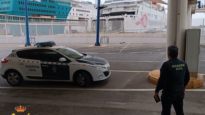 Dispositivo de la Guardia Civil en el puerto de Almería.