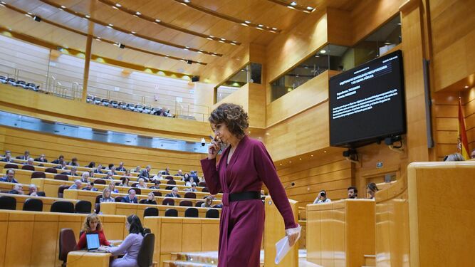 María Jesús Montero abandona la tribuna del Senado tras intervenir en el debate sobre la senda de déficit.