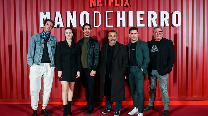 Los protagonistas y el creador de la nueva serie de Netflix, 'Mano de hierro'.