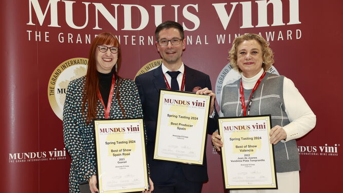 Inma Vaquer (izda.) y Piedad Coscollá, del departamento de marketing de Anecoop, recogen los premios especiales de Mundus Vini concedidos a Anecoop Bodegas.