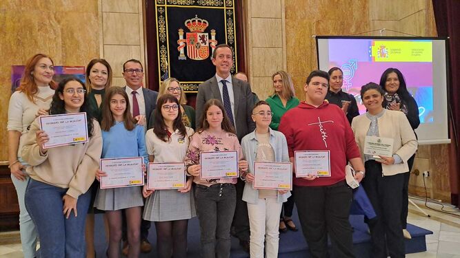 Los premiados del concurso reciben sus certificados en la Subdelegación del Gobierno
