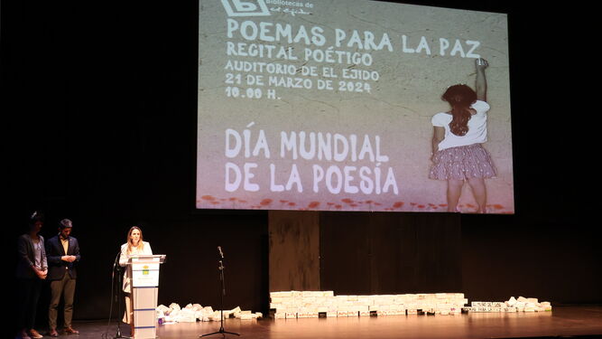 El Teatro Auditorio de El Ejido ha acogido el acto central del Día Mundial de la Poesía en el municipio.
