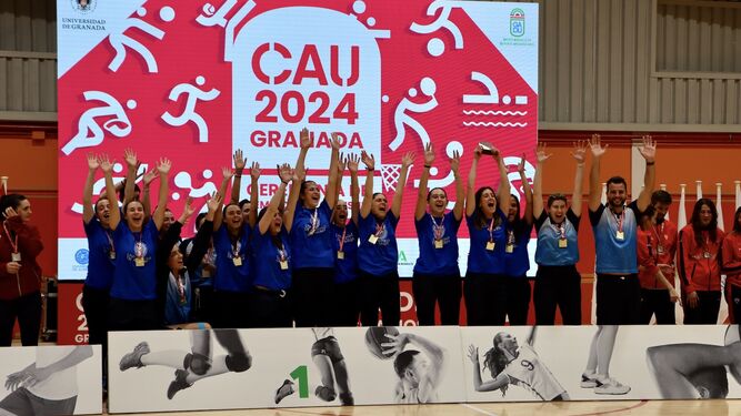 Los componentes del equipo femenino de voleibol reciben el título campeón del CAU.