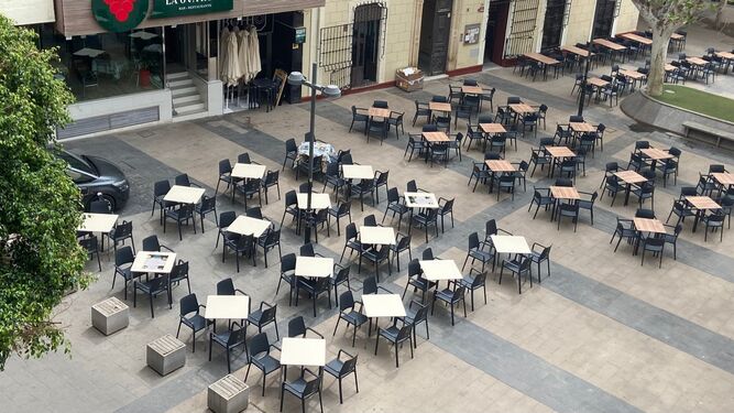 Vista general de la ocupación de las terrazas de los bares en la plaza Marqués de Heredia.