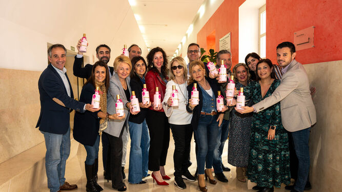 La alcaldesa de Almería y los concejales del PP con las botellas rosas solidarias