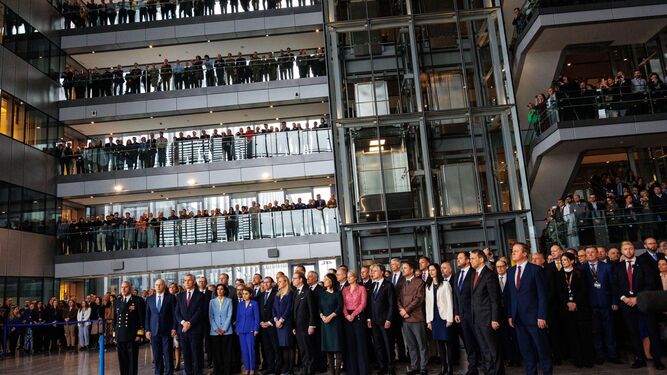 El secretario general de la OTAN, Jens Stoltenberg, junto a los ministros de Exteriores aliados en el acto por el 75 aniversario.