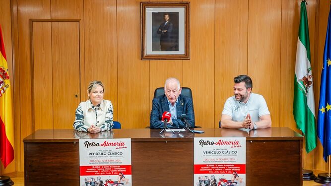 El Salón de Plenos del Ayuntamiento roquetero ha acogido la presentación de RetroAlmería.