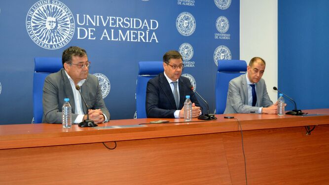 Firma del convenio entre UAL y AEMA.