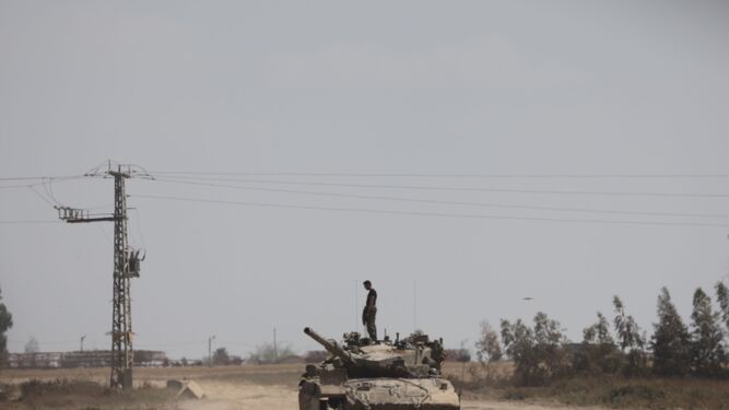 Un soldado israelí cerca de la frontera de Gaza