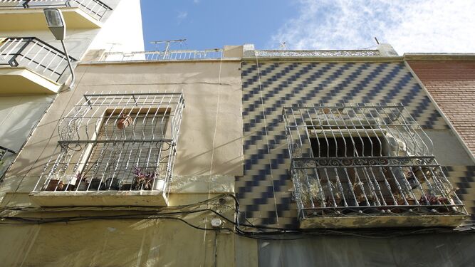 Cableado sobre fachada en el barrio de Plaza de Toros