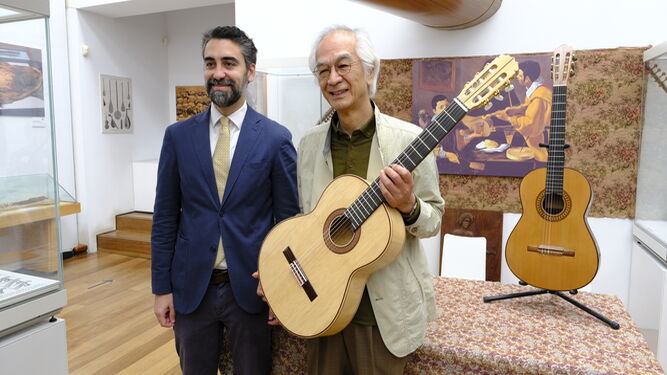 Joaquín Pérez de la Blanca junto a Jiro Yoshikawa y la guitarra de bambú.