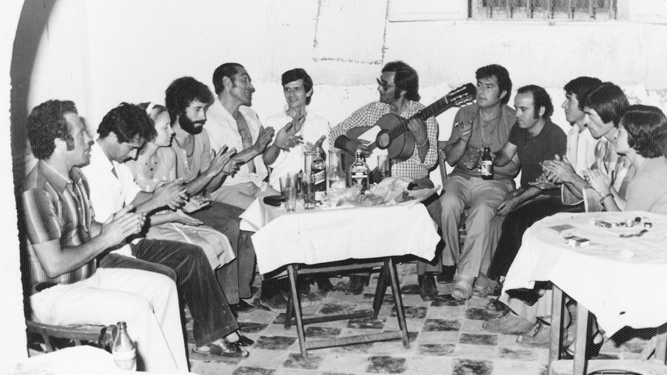 Reunión de cante en la peña Los Tempranos hacia 1975