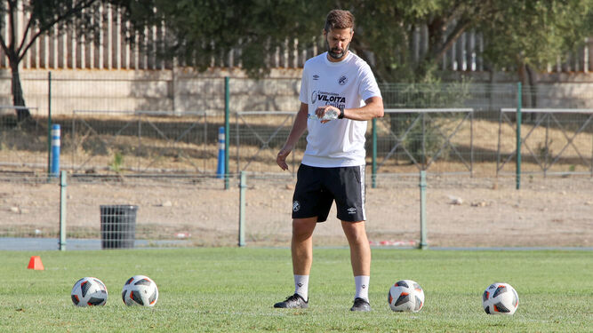 David Sánchez, técnico del Xerez DFC, mira su reloj en un entrenamiento en el Pepe Ravelo.