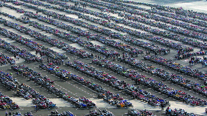Aparcamiento repleto de motos en un Gran Premio anterior.