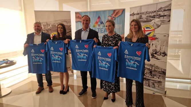 Foto de familia durante la presentación de la camiseta oficial para la III Runner Fashion Carrera Azul por el Autismo.