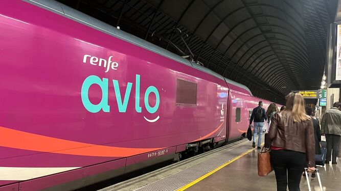Un tren AVLO de Renfe en la estación de Santa Justa.