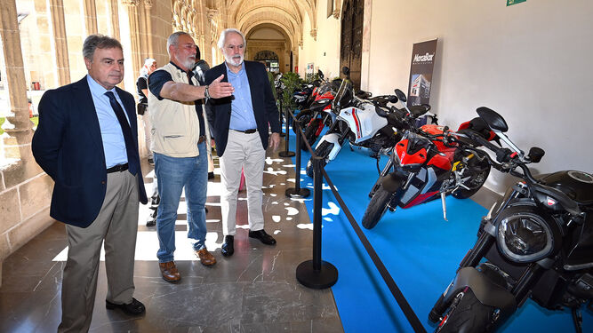 Antonio Real, junto a Agustín Muñoz en la exposición de motos antiguas en los Claustros.