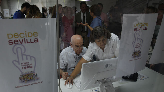 Un vecino votando en la consulta de la Feria organizada en 2016.