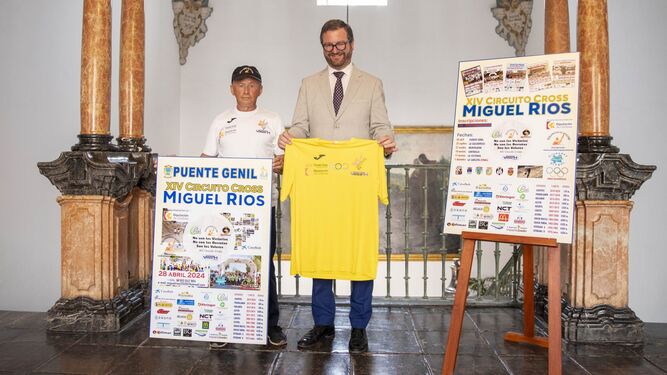 El delegado de Deportes, Antonio Martín, junto a Miguel Ríos, en la presentación del circuito.