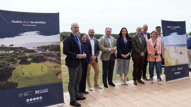 Diputados provinciales en la presentación del plan de acción del golf en la provincia de Huelva.