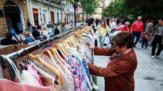 Una mujer escoge un vestido en unos de los puestos montados en la Plaza de Candelaria.
