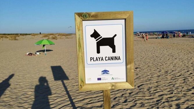 Cartel en una playa canina.