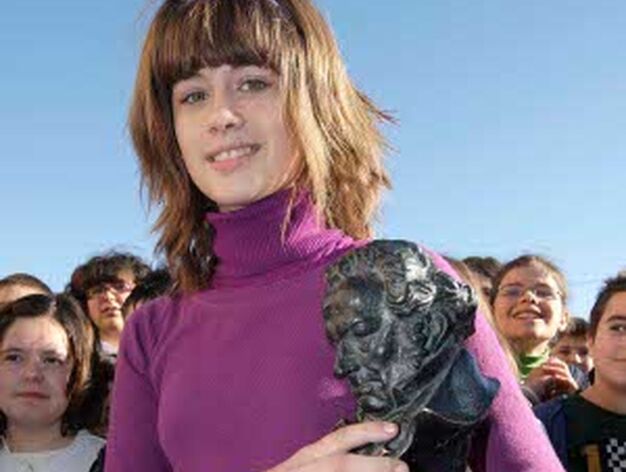 La ganadora del Goya a mejor actriz revelaci&oacute;n ha sido recibida como una estrella en el Ayuntamiento de su localidad natal y entre sus compa&ntilde;eros de instituto.

Foto: Fran Leonardo