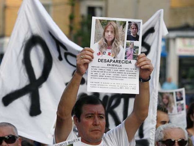 Un ciudadano muestra en alto el cartel de la desaparici&oacute;n de Marta de Castillo.

Foto: Antonio Pizarro / EFE