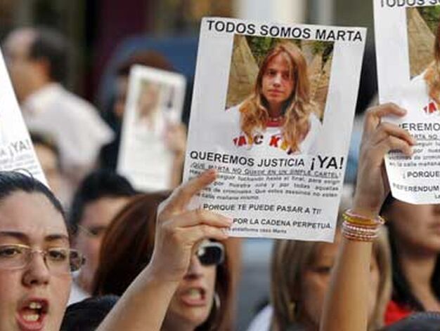 Varios manifestantes muestran la foto de la joven sevilla.

Foto: Antonio Pizarro / EFE